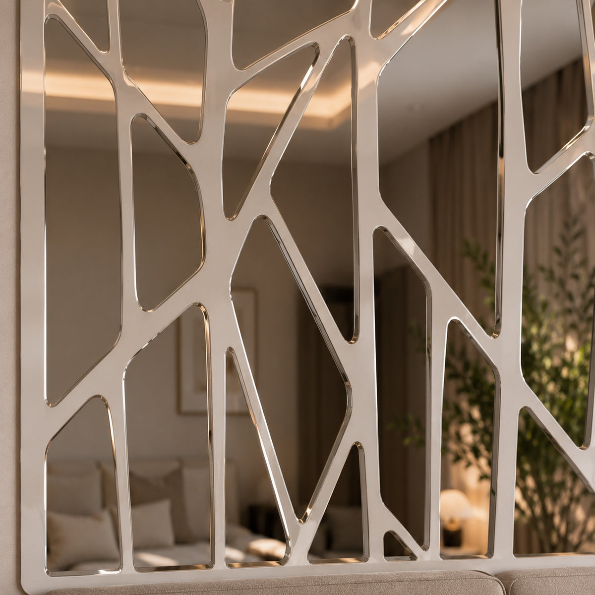 Gros plan sur le motif branches d’un miroir mural adhésif, mettant en valeur ses formes organiques, ses surfaces réfléchissantes et ses finitions. Ce détail permet d’apprécier le rendu décoratif du miroir et son style contemporain.