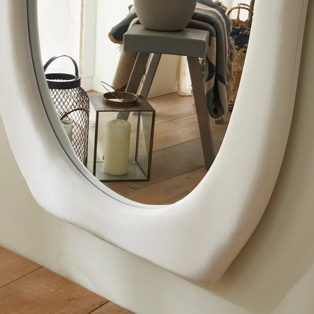 Un miroir pleine longueur blanc
