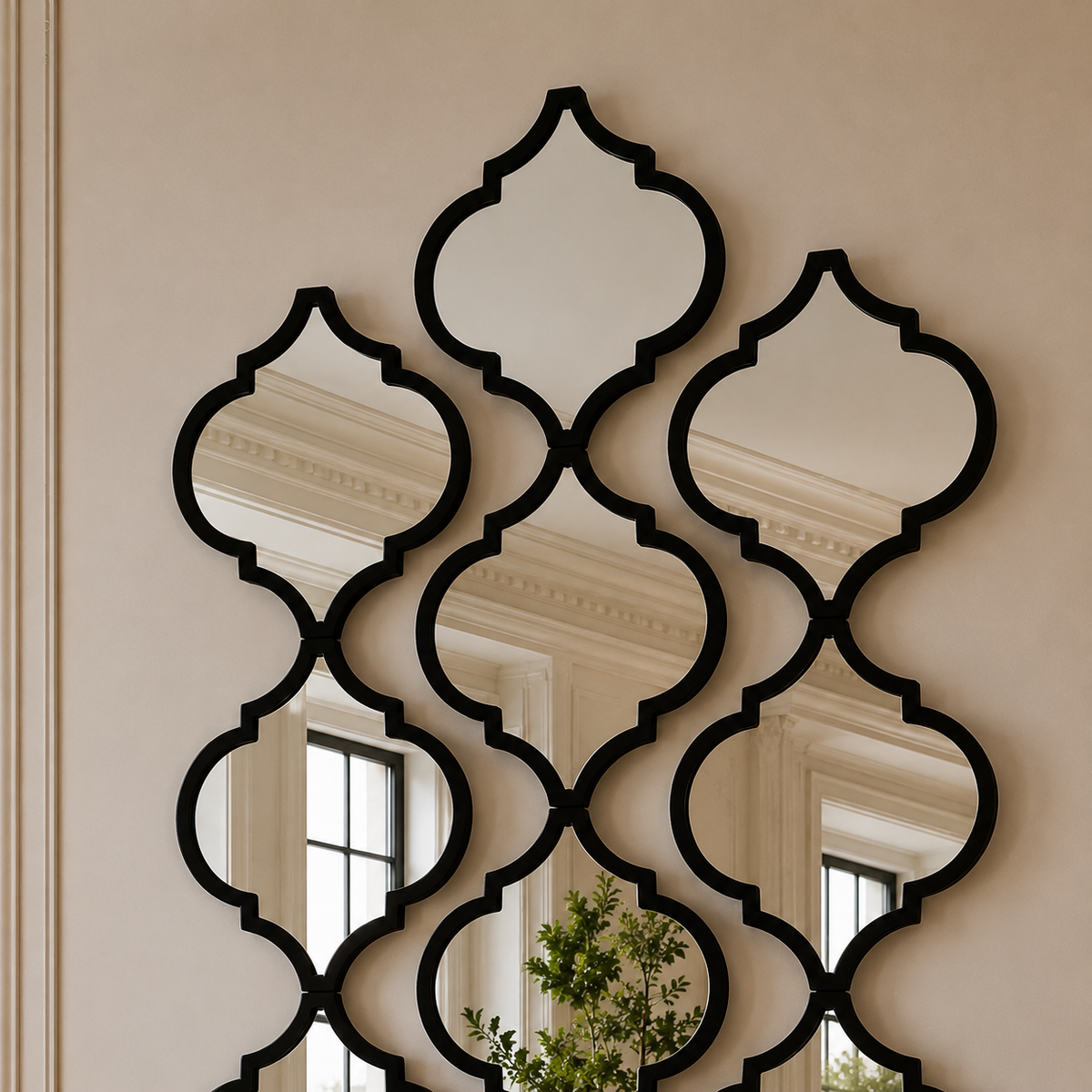 Gros plan sur la partie haute d’un miroir marocain à motifs arabesques, mettant en valeur ses formes géométriques orientales et ses contours noirs. Cette vue détaillée souligne les finitions du miroir et son style décoratif, idéal pour créer une décoration murale élégante et originale.