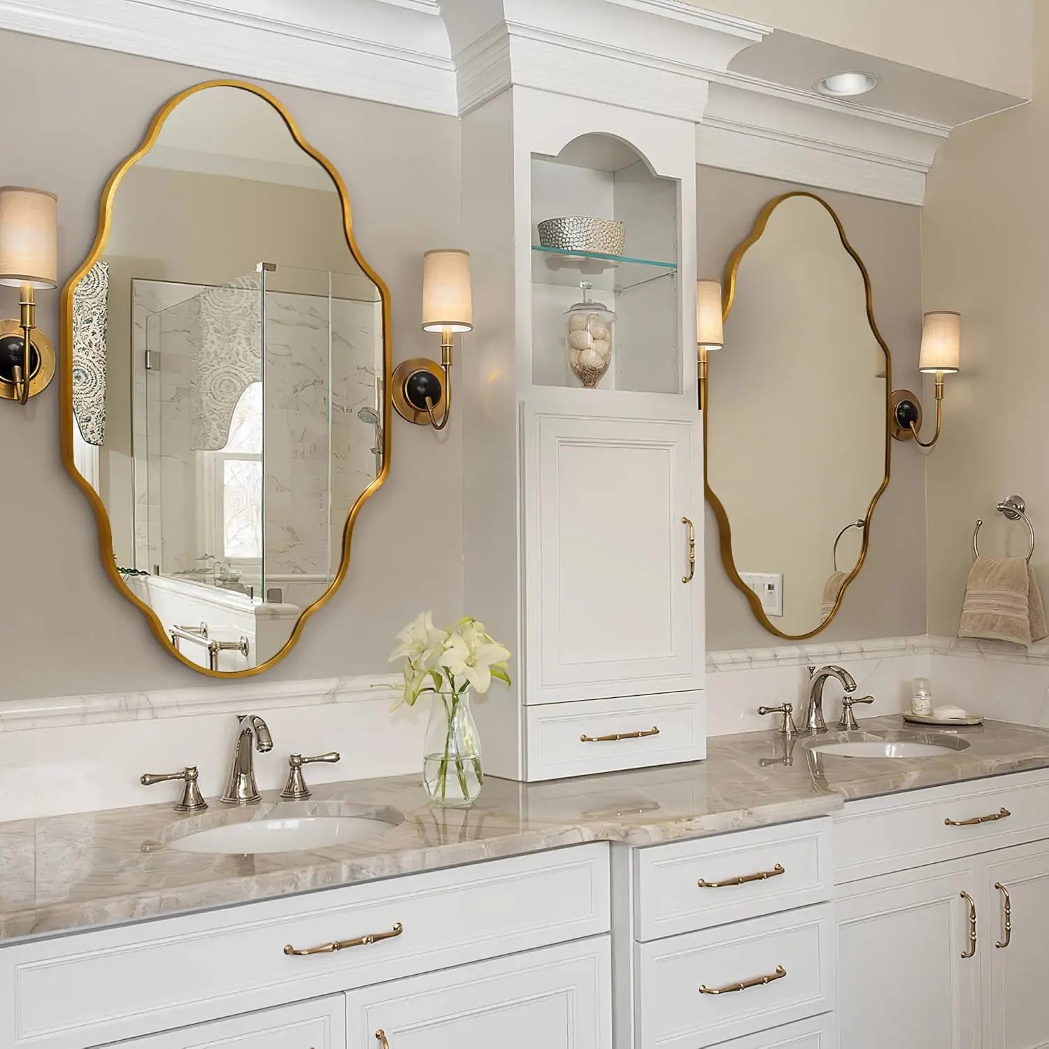 salle de bain avec un miroir mural d'exception